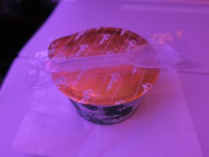 エコノミークラスのお食事 タイ国際航空 成田-バンコク バンコク到着前にアイスクリームが出ました