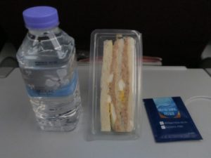 エコノミークラスのお食事 タイ国際航空 バンコク-成田 袋の中身は夜食で、サンドイッチとミネラルウォーターでした