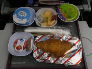 エコノミークラスのお食事 タイ国際航空 バンコク-成田 クロワッサンとフルーツ、ヨーグルトです