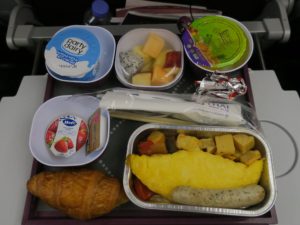 エコノミークラスのお食事 タイ国際航空 バンコク-成田 メインディッシュはオムレツでした ソーセージがついてました