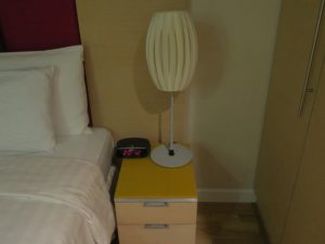 Urbana Langsuam Bankok, Thailand Studio King Bed アルバナ ランスアン バンコク タイランド スタジオ キングベッド1台 枕元にはスタンドと目覚まし時計が置いてありました