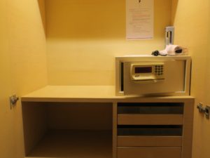 Urbana Langsuam Bankok, Thailand Studio King Bed アルバナ ランスアン バンコク タイランド スタジオ キングベッド1台 クローゼットの中のセーフティボックスとドライヤー