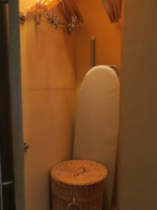 Urbana Langsuam Bankok, Thailand Studio King Bed アルバナ ランスアン バンコク タイランド スタジオ キングベッド1台 クローゼットの中のハンガーとアイロン、アイロン台