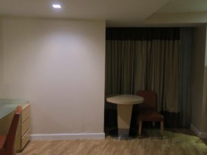 Urbana Langsuam Bankok, Thailand Studio King Bed アルバナ ランスアン バンコク タイランド スタジオ キングベッド1台 室内の片隅にテーブルが置いてあります