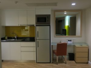 Urbana Langsuam Bankok, Thailand Studio King Bed アルバナ ランスアン バンコク タイランド スタジオ キングベッド1台 台所とデスク