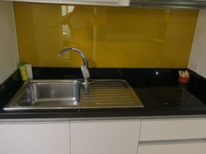 Urbana Langsuam Bankok, Thailand Studio King Bed アルバナ ランスアン バンコク タイランド スタジオ キングベッド1台 台所 IH式のコンロが置いてあります