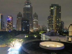 Urbana Langsuam Bankok, Thailand Studio King Bed アルバナ ランスアン バンコク タイランド スタジオ キングベッド1台 お部屋から見える景色 夜