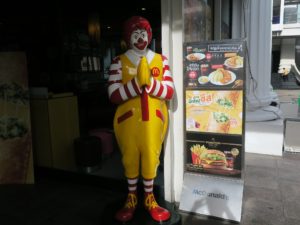 バンコクのマクドナルド ドナルドのポーズが独特です
