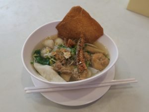 鶏のつみれ入り透明スープの麺 バンコクの某フードコートにて