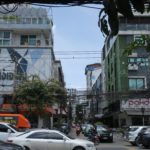 バンコク Pantip付近 道路を挟んで反対側は、突然庶民的な街並みになります