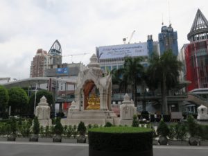 バンコク CentralWorld前 基本的に地下街ではなく歩道橋を渡ります