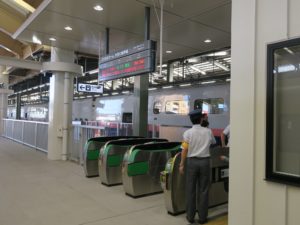 JR白新線 新潟駅 5番線ホーム上にある新幹線乗り換え改札口
