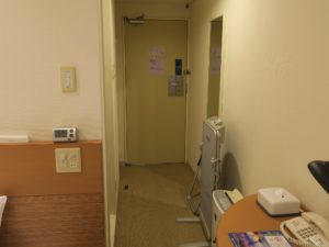 アートホテル新潟駅前 シングルルーム 室内 窓側から玄関方向を撮影
