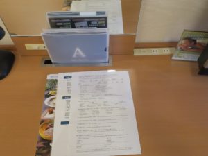 アートホテル新潟駅前 シングルルーム デスク上 コンセントは比較的多いです