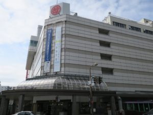 新潟市の繁華街 古町にある 新潟三越 建物 古町バス停留所すぐそばにあります