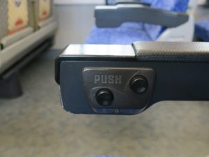 JR羽越本線 E653系 特急いなほ リクライニングと座面スライドボタン 新潟駅にて