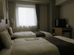 コンフォートホテル秋田 ツインエコノミー 室内 玄関から窓方向を撮影
