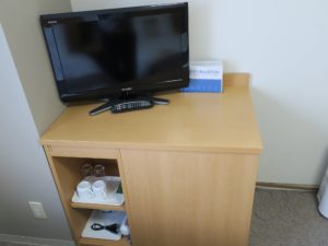 コンフォートホテル秋田 ツインエコノミー テレビ台の下にカップと電気ポット、ドライヤーがあります