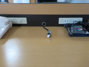 コンフォートホテル秋田 ツインエコノミー デスクの上 インターネット接続は有線・無線共に対応です
