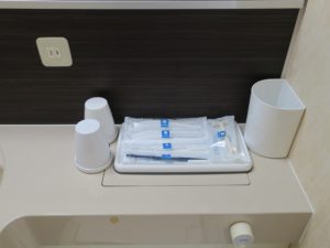 コンフォートホテル秋田 ツインエコノミー 洗面台隣にあるアメニティ類