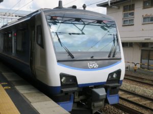 JR奥羽本線 HB-E300系 リゾートしらかみ 青池編成 前面 秋田駅にて