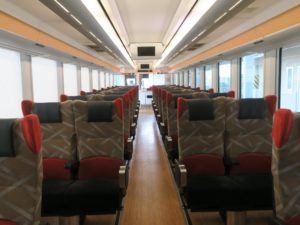JR五能線 HB-E300系 リゾートしらかみ 指定席 室内 秋田駅にて