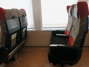 JR奥羽本線 HB-E300系 リゾートしらかみ 指定席 シート側面 秋田駅にて