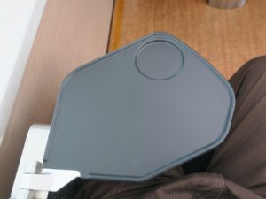 JR奥羽本線 HB-E300系 リゾートしらかみ ひじ掛け収納式テーブル 秋田駅にて