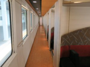 JR五能線 HB-E300系 リゾートしらかみ ボックス席 秋田駅にて