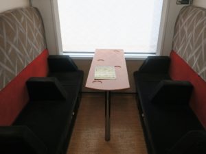 JR五能線 HB-E300系 リゾートしらかみ ボックス席 内部 秋田駅にて