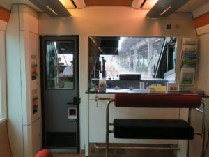 JR五能線 HB-E300系 リゾートしらかみ 展望室 秋田駅にて