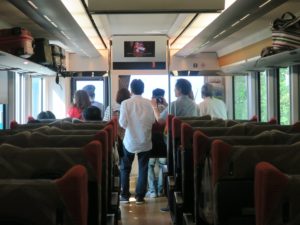 リゾートしらかみからの車窓 岩舘-十二湖 絶景スポットになると展望席に人が集まります
