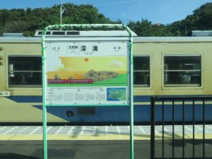 リゾートしらかみからの車窓 深浦駅 ここで運転手さんが交代して、列車行き違いします