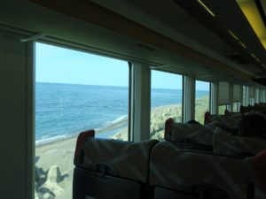 リゾートしらかみからの車窓 深浦-千畳敷 進行方向左側が、一面の日本海です