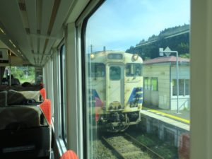 リゾートしらかみからの車窓 北金ヶ沢駅 普通列車と行き違いします