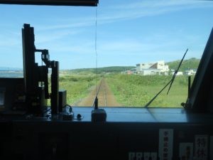 リゾートしらかみからの車窓 鯵ヶ沢-陸奥森田 運転席からの車窓 そろそろ日本海も見納めです