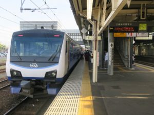 JR奥羽本線 弘前駅 3番線 リゾートしらかみ青池編成が停車中です