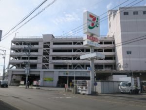 弘前バスターミナル バスターミナルの上がイトーヨーカドーの駐車場になっています