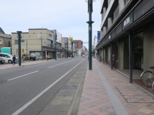 青森県弘前市 弘前駅から弘前城への道 土手町を進むとだんだん商店街らしくなってきました