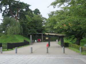 青森県弘前市 弘前駅から弘前城への道 弘前公園追手門への入り口