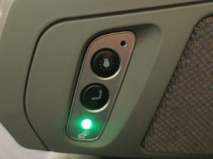 山陽新幹線 N700系 のぞみ ひかり こだま グリーン車 真ん中の肘掛についている読書灯・シートヒータースイッチとACコンセントLED