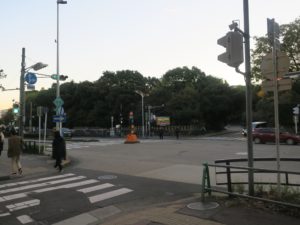 熱田神宮 駐車場入り口 熱田神宮へ歩いていく人は、横断歩道を渡った先を左に行きます