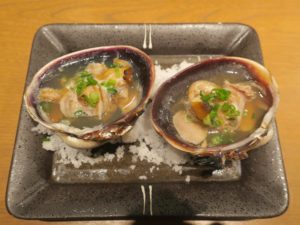 大あさりの浜焼き 炉ばた焼き やまが にて