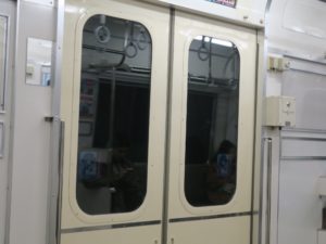 名古屋鉄道 各駅停車しか止まらない駅は無人駅が多いため、扉の横に車掌スイッチが付いています