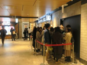 山本屋本店 JR名古屋駅店 お店の前には長い行列ができています