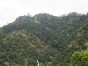 岐阜 金華山 ロープウェイのロープと展望レストラン、岐阜城が見えます