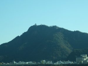 金華橋からみた金華山 岐阜城と展望レストランが見えます