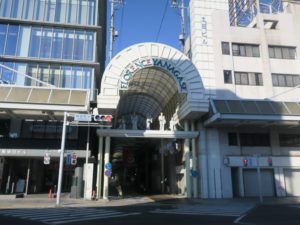 岐阜市 長良橋通り 神田町4丁目交差点 フローレンスやながせのアーケード街があります