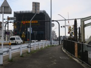 旧犬山橋 かつて道路が合流していたと思われる個所は、踏切になっていました