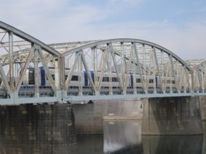 旧犬山橋 中部国際空港行きのミュースカイが渡ります